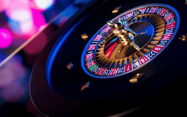 Dealer langsung mengelola roda roulette dalam sesi live casino interaktif