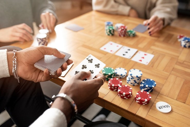 Aksi pemain bulutangkis dalam pertandingan tingkat regional di lapangan indoor