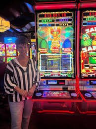 Tampilan fitur langsung Live Casino dan Sports Betting di layar perangkat