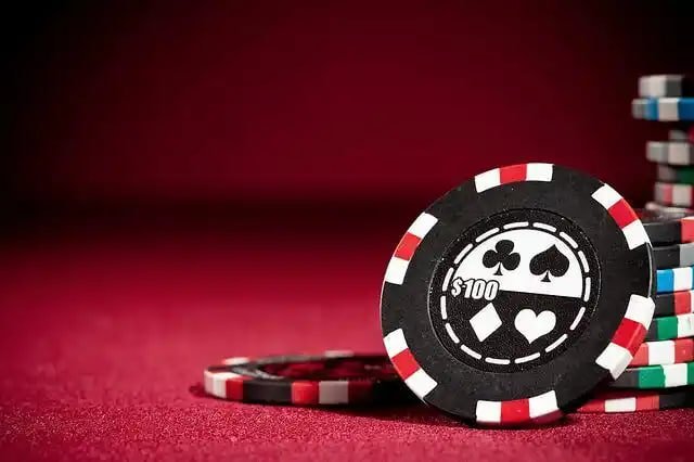Pemain berinteraksi dengan dealer live casino melalui tampilan dengan kualitas tinggi